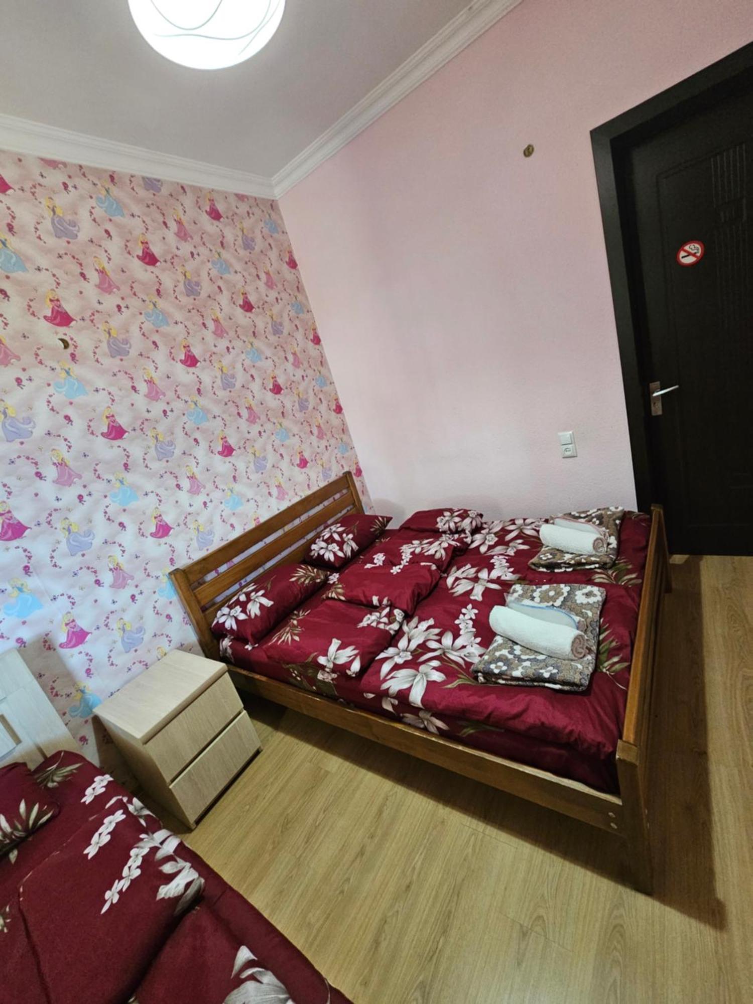 Guesthouse Different Tiflis Habitación foto
