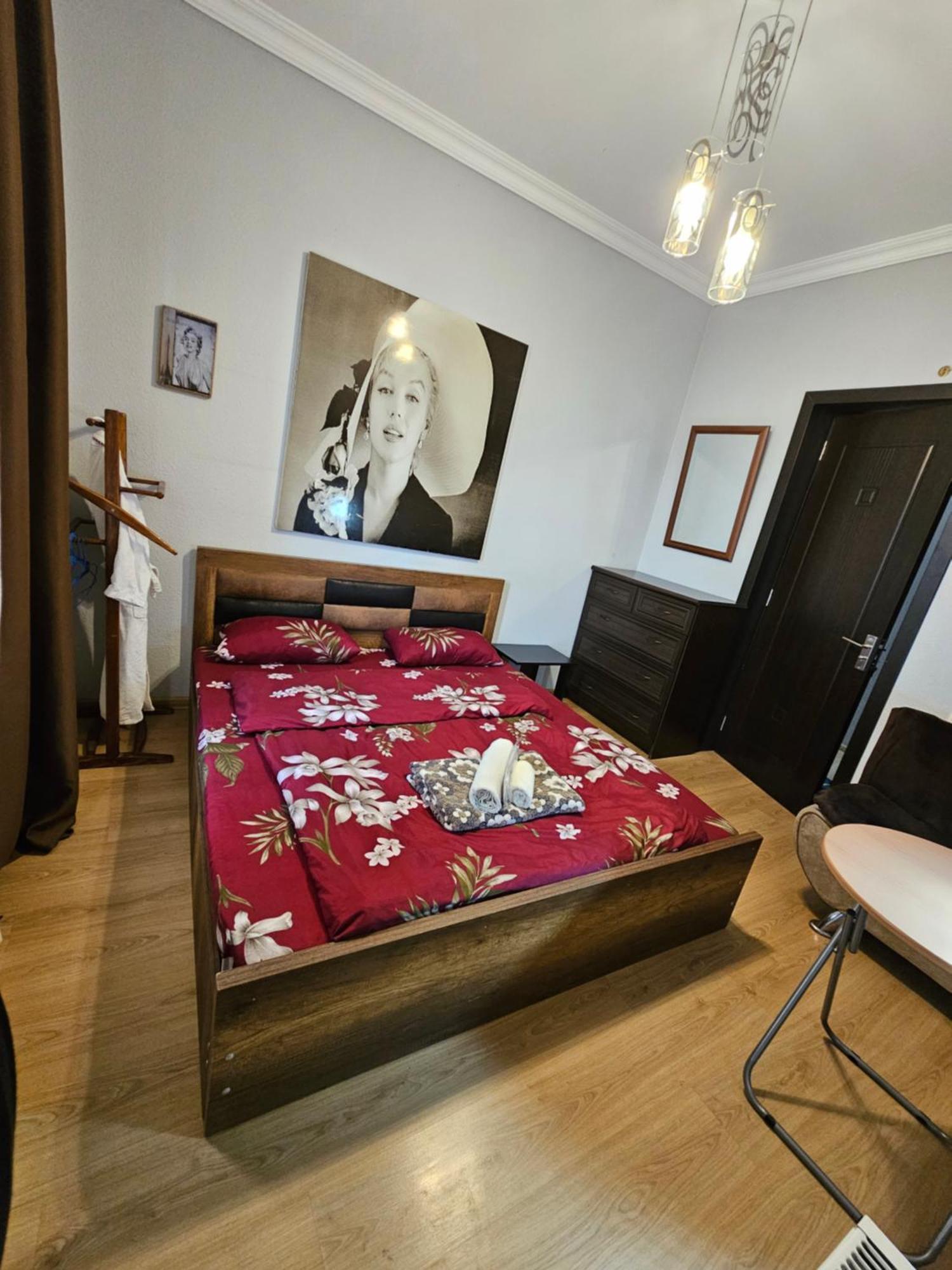 Guesthouse Different Tiflis Habitación foto